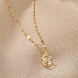 Collana da donna in rame con zirconi quadrati piccoli, stile lusso leggero, con ciondolo a catena a onde d'acqua, ispirata al Little Red Book - Product Image 1