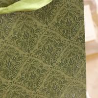 Sacs cadeaux en papier kraft haut de gamme personnalisés avec laminage et impression offset, nœud en ruban pour l'emballage