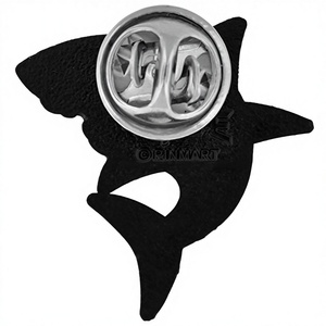 Épinglette de sécurité en émail avec design requin sauteur en métal magnétique - Product Image 3