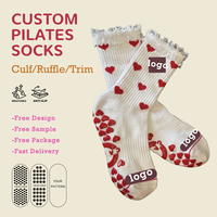 Chaussettes de Pilates pour femmes avec logo personnalisé Glacier, bordure en dentelle, grip en silicone en forme de cœur, côtelées, antidérapantes, en dentelle pour le yoga et le Pilates