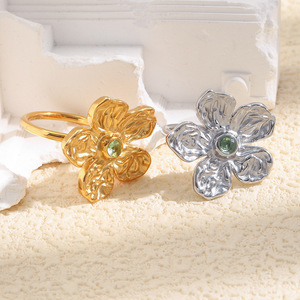 Bague en acier inoxydable plaqué or 18 carats et argent, motif floral en relief, incrustée de cristal vert, bijou tendance pour femme - Product Image 6
