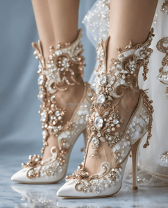 Sandalias de Novia Blancas con Pedrería, Tacones de Cristal para Boda, Adornadas con Diamantes y Flores Metálicas - Product Image 1