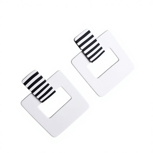 Boucles d'oreilles clous géométriques de haute qualité à pois noirs et blancs en résine acrylique, design unisexe tendance et élégant, bijoux pour fêtes et mariages - Product Image 4