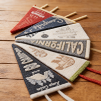Drapeaux triangulaires en feutre de laine personnalisables double face avec logo et nom sur mesure pour usage personnel