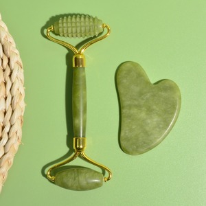 Set di Rulli in Giada Naturale Xiuyan, Massaggiatore Gua Sha Verde per Corpo e Collo <span class=keywords><strong>con</strong></span> Rullo in Pietra per <span class=keywords><strong>Viso</strong></span> e Piedi - Product Image 1