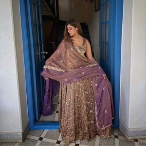 Conjunto de Pantalón y Vestido de Seda Pura de Lujo con Bordado y Lentejuelas, Dupatta de Diseñador con Borde de Encaje Pesado, Ropa Étnica Festiva para Bodas - Product Image 1