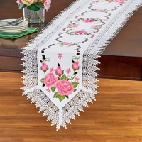 Chemin de table classique brodé avec des motifs de dentelle et de fleurs complexes, écologique, 100% polyester