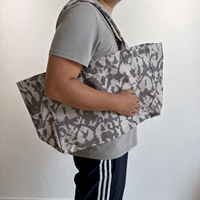 Sac fourre-tout en toile camouflage pour accessoires de voyage, avec ouverture supérieure et poignées en tissu, idéal pour un transport décontracté