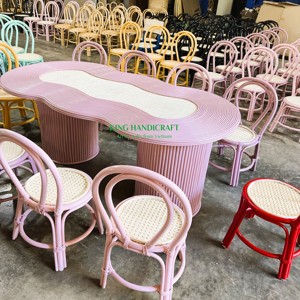 Muebles elegantes y duraderos para salas de juegos y Guarderías: juego de mesa y sillas para niños de ratán - Product Image 1