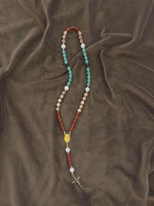 Bracelet de prière catholique fait main avec des perles, Notre-Dame de Guadalupe, avec un pendentif en forme de croix de Saint-Benoît - Product Image 5