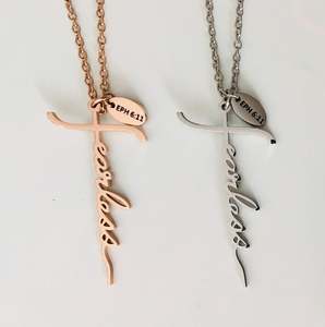 Collier en acier inoxydable avec inscription personnalisée, bijoux uniques, grand mot découpé, FEARLESS, croix FAITH - Product Image 1