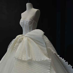 Vestido de Novia Moderno NT17 con Cola de Capilla, Estampado Floral y Apliques para Ceremonia Nupcial - Product Image 5