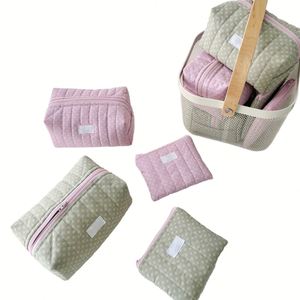Bolsa de Maquillaje Grande y Suave, Bolsa de Cosméticos Coqueta, Bolsa de Aseo Floral para Viajes, para Mujeres y Niñas - Product Image 1