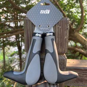 Ensemble de poignées de vélo en silicone antidérapant et antichoc Poignées de klaxon moulées intégrées Guidon de 22.2mm Guidon de vélo en titane 800mm - Product Image 2