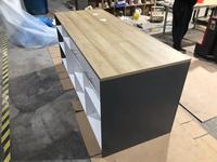Buffet moderne multi-compartiments avec rangements ouverts et tiroirs pour salon
