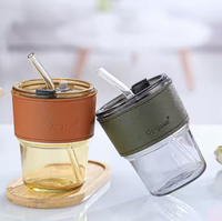 Tasse en verre à eau ambré dôme vintage personnalisé de 400ml de haute qualité avec couvercle isolé et paille pour restaurant ou comme cadeau