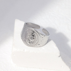 Anillo Hipoalergénico de Acero Inoxidable Estilo Minimalista para Mujer, Anillo Ajustable con Diseño de Reina, Anillo Sencillo al por Mayor - Product Image 5