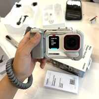 Vente en gros Insta360 Ace Pro 2 Glacier White Play Set, Caméra d'action avec vidéo 8K, écran rabattable de 2,4 pouces, double puce IA, objectif Leica, en vrac