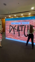 Jeu interactif mural de graffiti numérique à double écran, système de projection de peinture par pulvérisation, jeu artistique multi-utilisateurs pour usage commercial