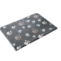 Vente en gros stock Couverture universelle quatre saisons en flanelle épaissie pour animaux de compagnie Conception d'impression de patte pour chats et chiens Utilisation hivernale