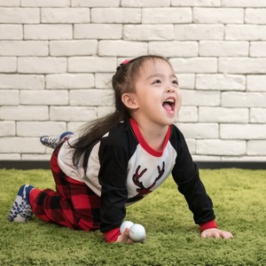Pijamas cómodos estampados personalizados, ropa de dormir familiar, Conjunto de pijama navideño con estampado de renos - Product Image 6