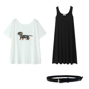 Runqi Ensemble pour femmes grandes tailles, t-shirt à épaules dénudées imprimé teckel, robe midi noire sans manches avec ceinture N9176 - Product Image 1