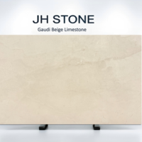 Calcaire beige Gaudi |   Base chaude avec texture fossile subtile |   Revêtement mural et pavage pour projet de villa, découpe sur mesure
