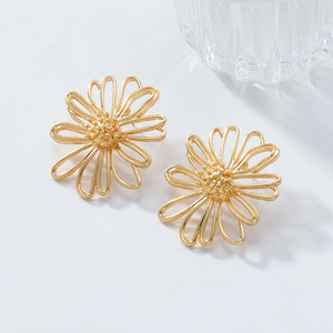 2025 nuovo arrivo Punk donna grande metallo Vintage retrò grandi orecchini esagerati fiori semplici palazzo retrò orecchini in oro 18K - Product Image 2