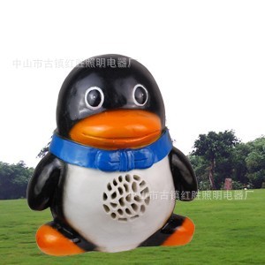 Lampe musicale en plastique en forme de pingouin avec haut-parleur, alimentée par piles, couleur blanc nacré, commande manuelle par bouton, durée de vie de 25 000 heures - Product Image 4