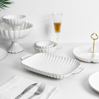 Service de table en porcelaine fine à prix d'usine, vente en gros, vaisselle en céramique blanche gaufrée, service de mariage avec bord doré, écologique