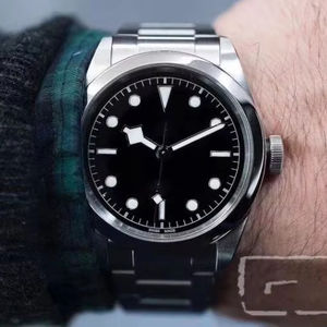 Montre mécanique de haute qualité pour couple, bracelet en acier inoxydable tendance, largeur 22 mm, cadran à aiguilles, design charmant - Product Image 1