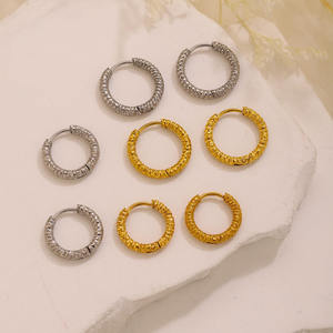 Créoles texturées uniques - Acier inoxydable plaqué <span class=keywords><strong>or</strong></span> 18 carats - Créoles rondes minimalistes géométriques pour femmes - Product Image 4