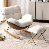 Fauteuil à bascule en tissu monogramme de luxe, ergonomique, rembourré, avec structure en métal et bascules en bois pour salon