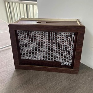 Hucha de madera de gran venta para niños, solo para depósitos, diseño sin acceso directo al dinero, disponible en varios tamaños e idiomas - Product Image 5