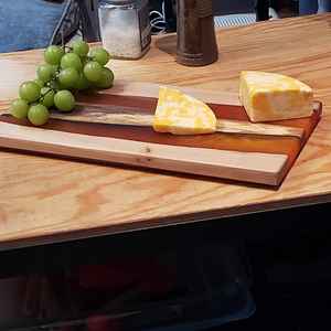 Tabla de Cortar de Madera de Resina Hecha a Mano con Madera de Acacia Sólida y Madera de Mango que Ofrece una Belleza de Grano Profundo y una Superficie Resistente - Product Image 2