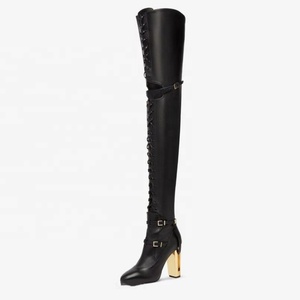 Botas de mujer negras con cordones, parte superior hueca y hebillas, de 10 cm, con tacón grueso y recortes, estilo botín largo, para desfile de moda - Product Image 2
