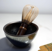 Fouet à matcha artisanal écologique durable avec logo, manche long en bambou fin doré, fouet moderne en céramique pour café et thé