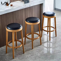 Tabouret de bar en cuir avec cadre en bois de style nordique, hôtel, café, restaurant, chaise de bar rembourrée noire, meubles