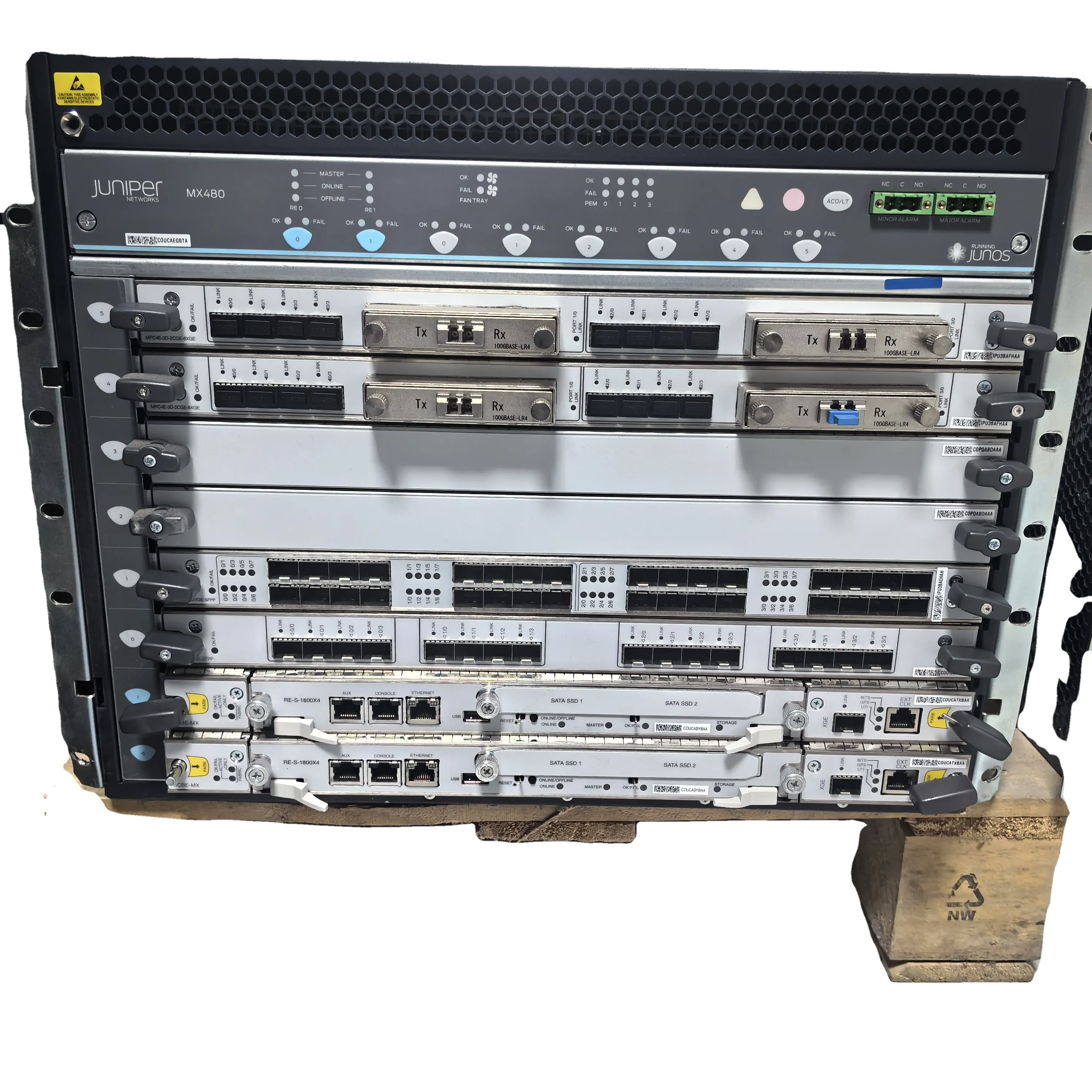 Sử dụng bộ định tuyến mạng cây bách xù MX480BASE-AC chứa 4 Nguồn cung cấp điện và 2 người hâm mộ danh thiếp không được bao gồm
