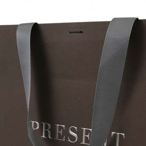 Sac cadeau en papier d'emballage de luxe personnalisé de style européen avec logo imprimé à l'écran et poignées en ruban - Product Image 3