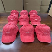Chapeau de papa en denim de coton lavé à l'acide rouge en gros Fabricant de casquettes de papa personnalisées brodées en usine