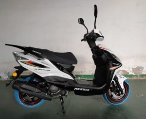 Nouveau <span class=keywords><strong>50cc</strong></span> cyclomoteur Moto 150 Motos à essence Lignes lisses sûres Moto Scooters à essence pour adultes Scooter à essence 49cc - Product Image 2
