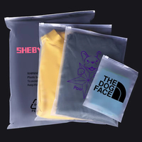 Sacs d'emballage personnalisés en plastique transparent mat givré refermables avec fermeture éclair et logo imprimé pour le rangement de vêtements (chemises, robes)