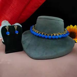 Ensemble de collier de perles au design élégant et minimaliste pour femmes et filles Perles brillantes pour vêtements formels et décontractés - Product Image 3