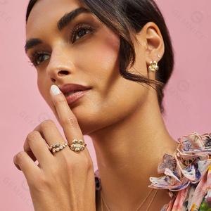 Pendientes de flores de cerezo con incrustaciones de diamantes ovalados de alta calidad para el Día DE LA Madre - Product Image 3
