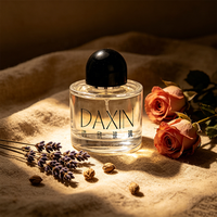 Flacon de parfum en verre transparent minimaliste, vente en gros, logo personnalisé, vide, 50 ml, 100 ml, flacon pulvérisateur de parfum avec capuchon noir en forme de dôme