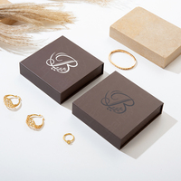 Vente en gros de boîte cadeau de bijoux avec logo personnalisé boîte de bijoux magnétique de boucles d'oreilles bague boîte de bijoux de collier