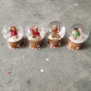 Resina Gingerbread Man Snow Globe Custom Manufacturer Snow Dome Glass Gingerbread Snow Globe para Presente de Natal Lembrança