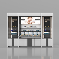 Vitrine de présentation de produits de soin multi-niveaux avec rangement et éclairage LED, design moderne et luxueux
