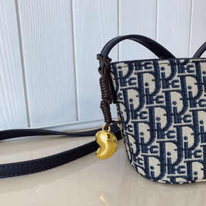 Sac messager tendance et luxueux modèle 2025. Sac seau pour femme en PU. - Product Image 4